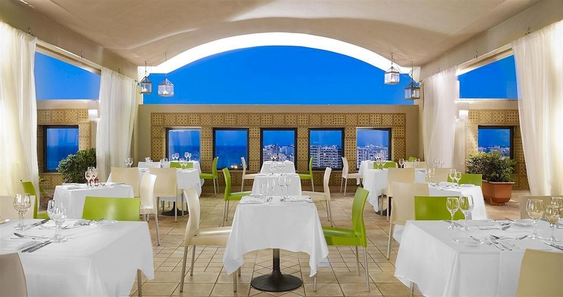 Innenbereich des Restaurants im Malta Marriott Hotel & Spa mit Blick auf die Stadt