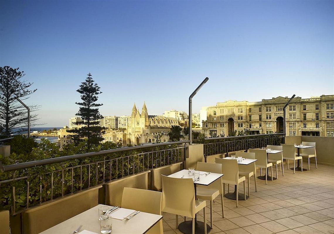 Dachterrasse des Malta Marriott Hotel & Spa mit Blick auf die Stadt.