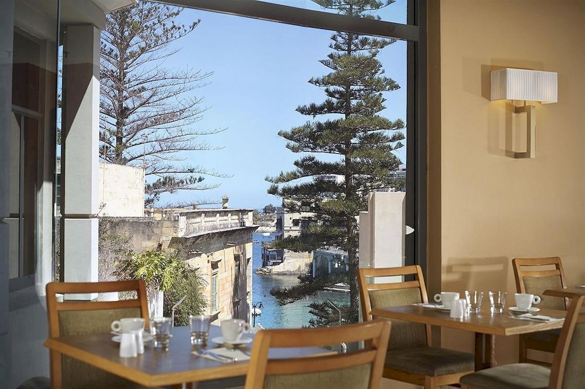 Innenansicht des Restaurants im Malta Marriott Hotel mit Blick auf die Bucht.