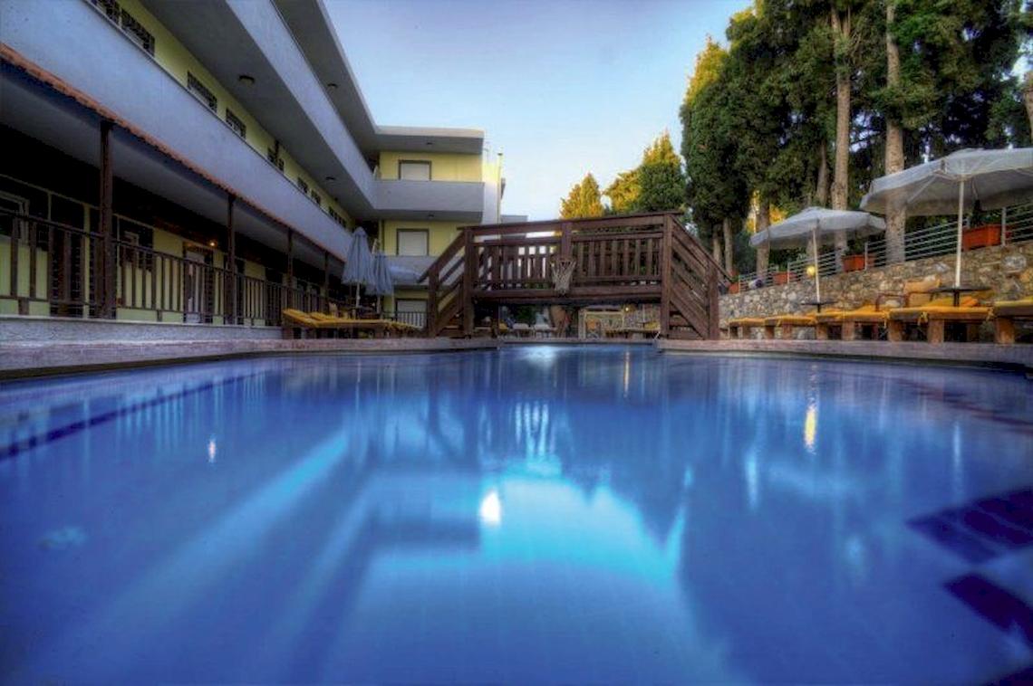 Außenbereich des Sunny Days Hotels mit Swimmingpool und Sonnenliegen