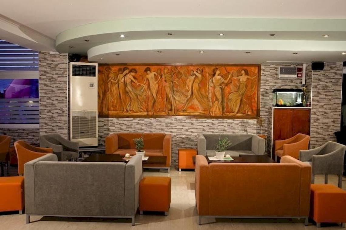 Hotellobby von Sunny Days mit verschiedenen Sofas, Tischen und einer großen Wandmalerei.