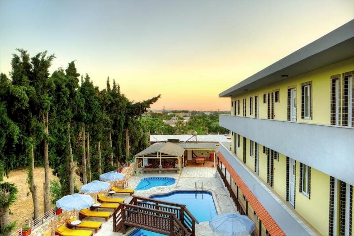 Luftaufnahme des Sunny Days Hotels mit Pool und Sonnenschirmen