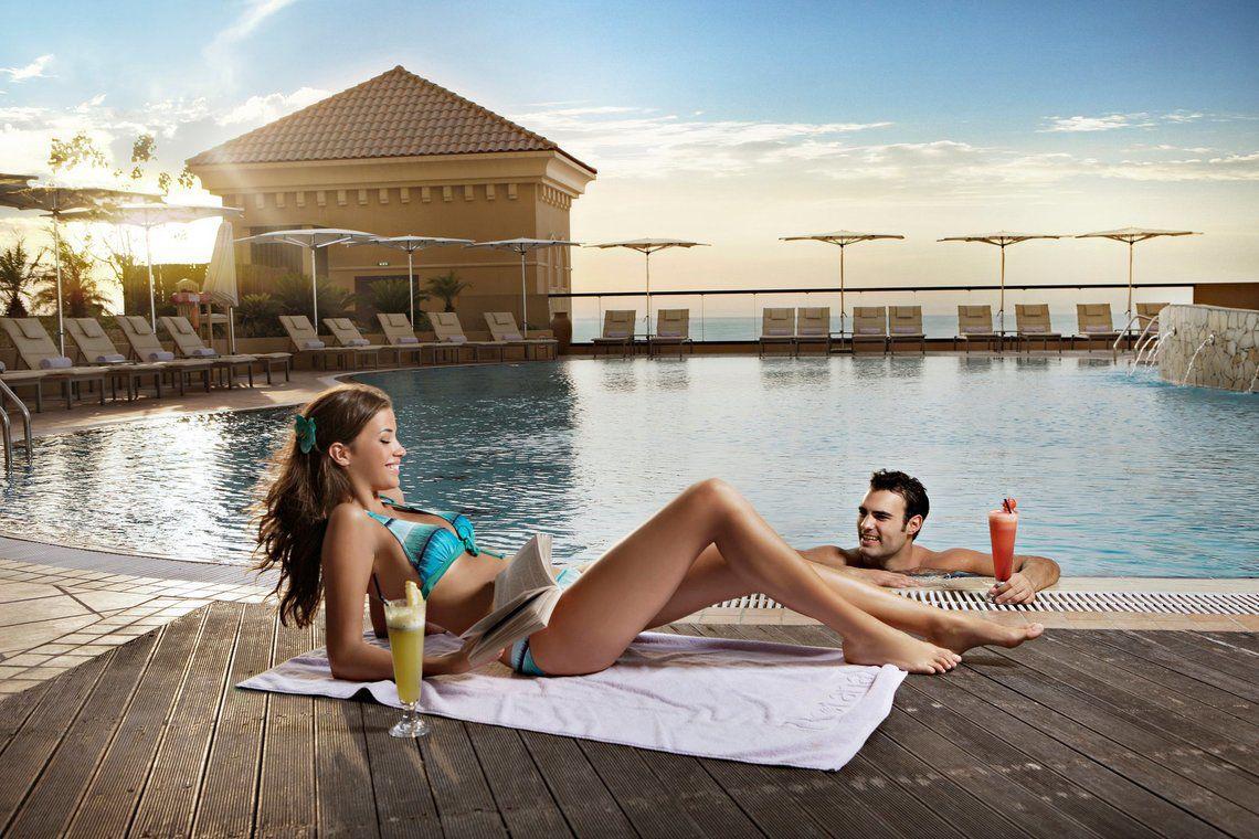 Pool im Amwaj Rotana Hotel mit Frau und Mann in Badekleidung