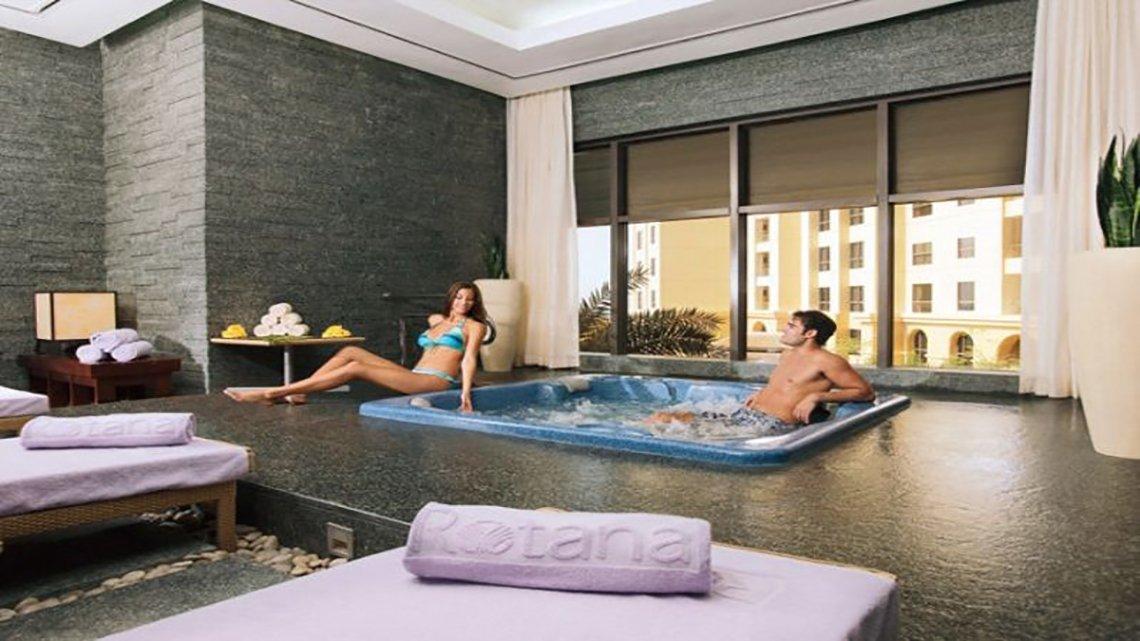 Ein Paar im Jacuzzi-Bereich des Amwaj Rotana Hotels
