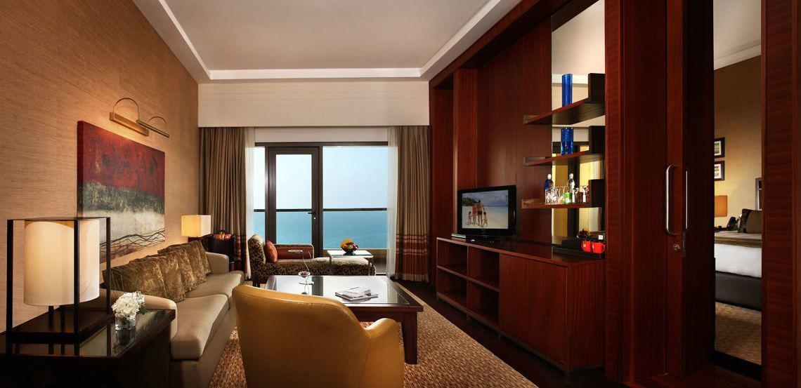 Wohnbereich im Amwaj Rotana Hotel mit Blick auf das Meer.