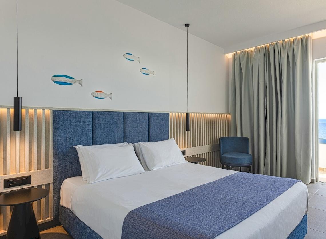 Hotelzimmer im Blue Sea Beach Resort mit Blick auf das Meer und blauen Dekor.