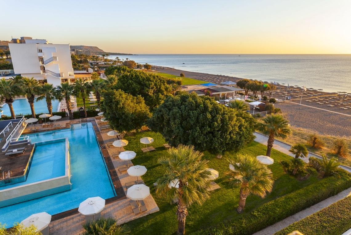 Luftaufnahme des Blue Sea Beach Resorts mit Swimmingpool und Strand