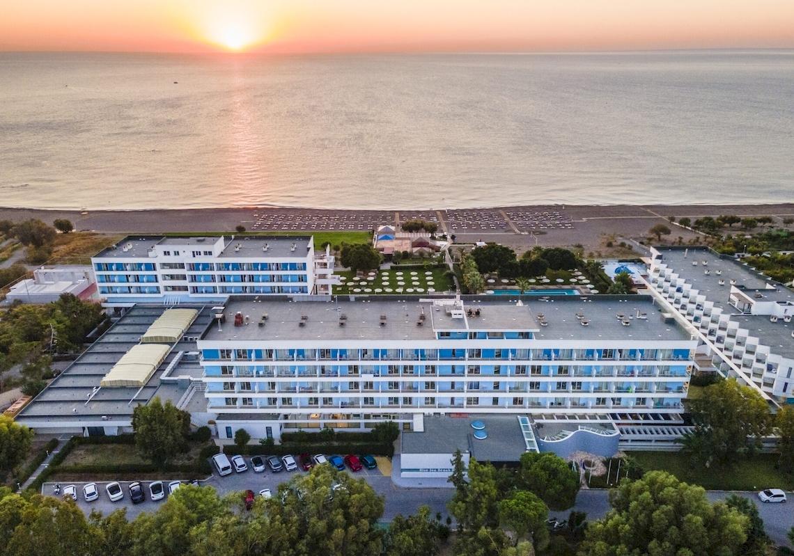 Luftaufnahme des Blue Sea Beach Resorts mit Blick auf den Ozean und die Sonnenuntergang