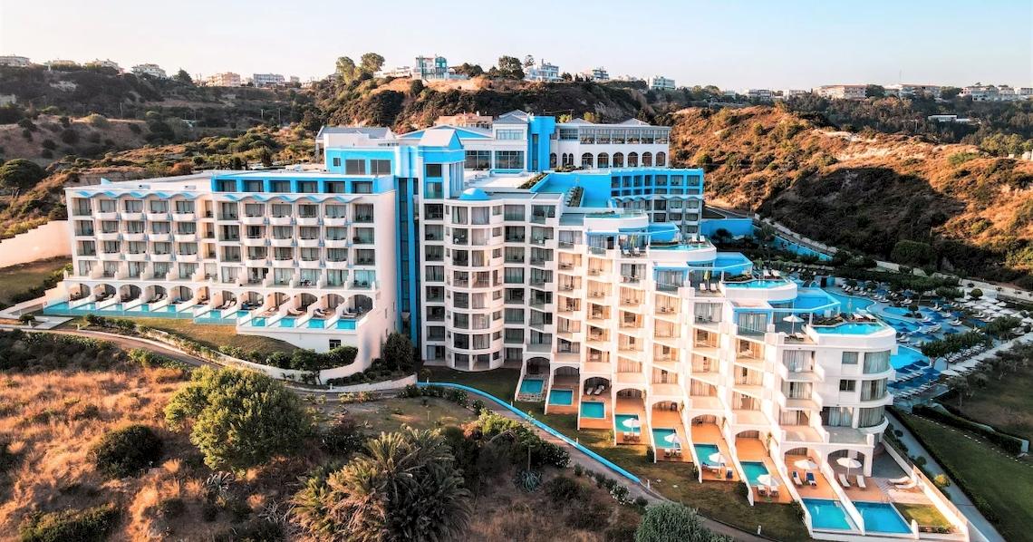 Luftaufnahme des Atrium Platinum Luxusresort Hotels & Spa mit Pools und Bergpanorama