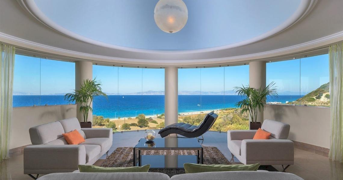 Innenraum des Atrium Platinum Luxury Resort Hotel mit Blick auf das Meer.