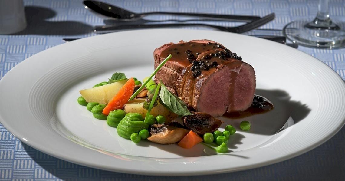 Ein Tellergericht mit rosa gebratenem Fleisch, Gemüse und Beilagen im Atrium Platinum Luxury Resort Hotel & Spa.