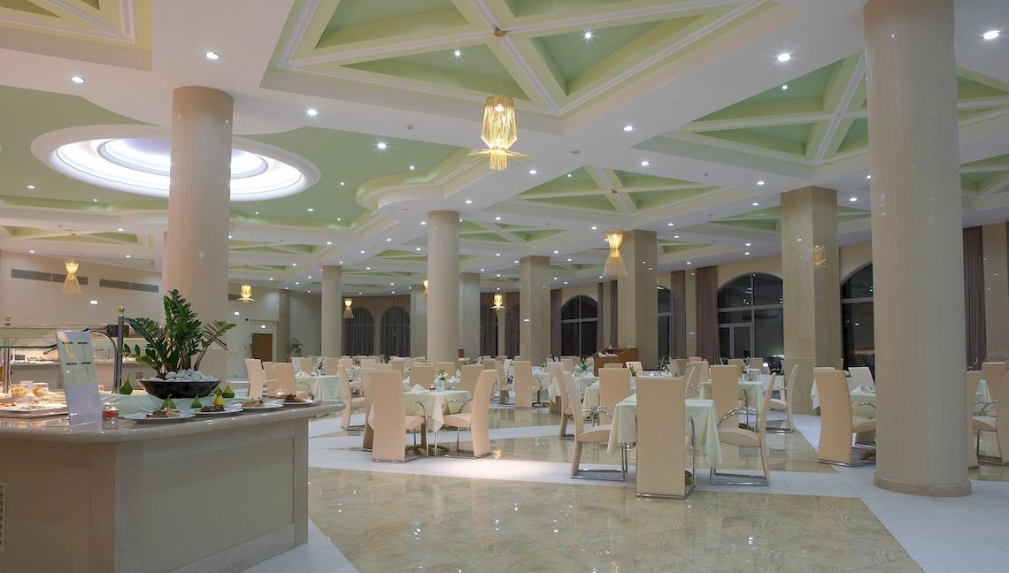 Innenbereich des Atrium Platinum Luxury Resort Hotel & Spa mit Restaurant und Säulen