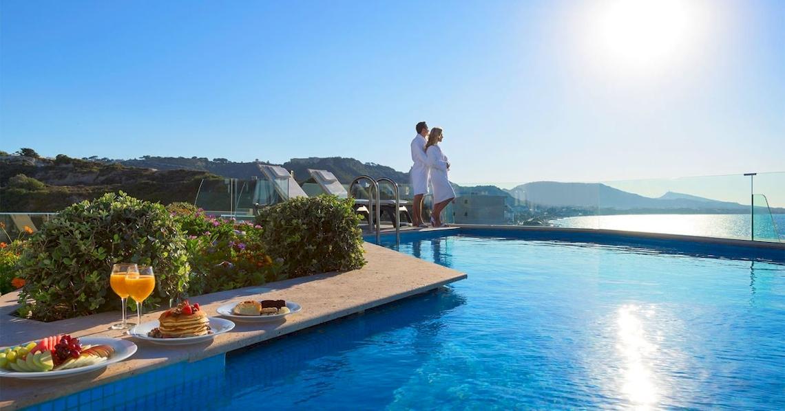 Paar genießt Frühstück am Pool im Atrium Platinum Luxury Resort Hotel & Spa