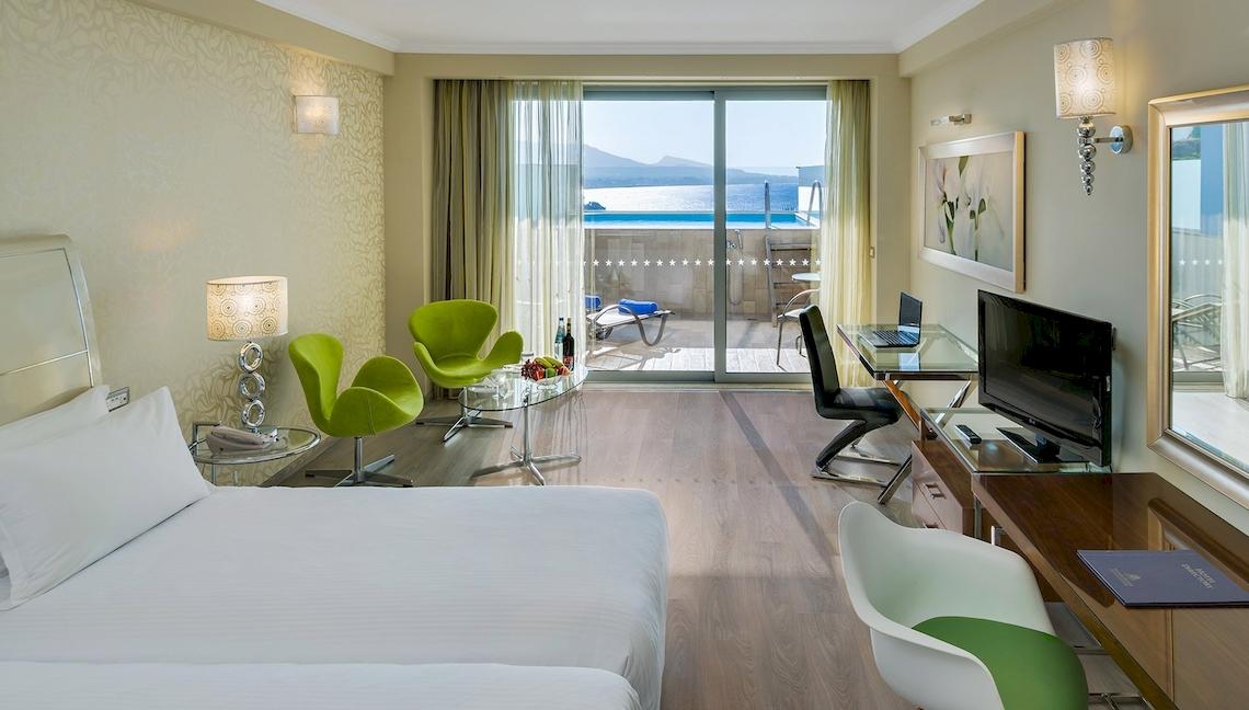 Elegantes Zimmer im Atrium Platinum Luxury Resort Hotel & Spa mit Blick auf den Pool.