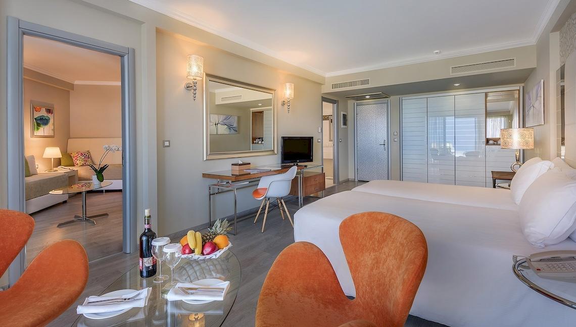 Suite Zimmer im Atrium Platinum Luxury Resort Hotel & Spa mit Schreibtisch, Fernseher und Obstteller.
