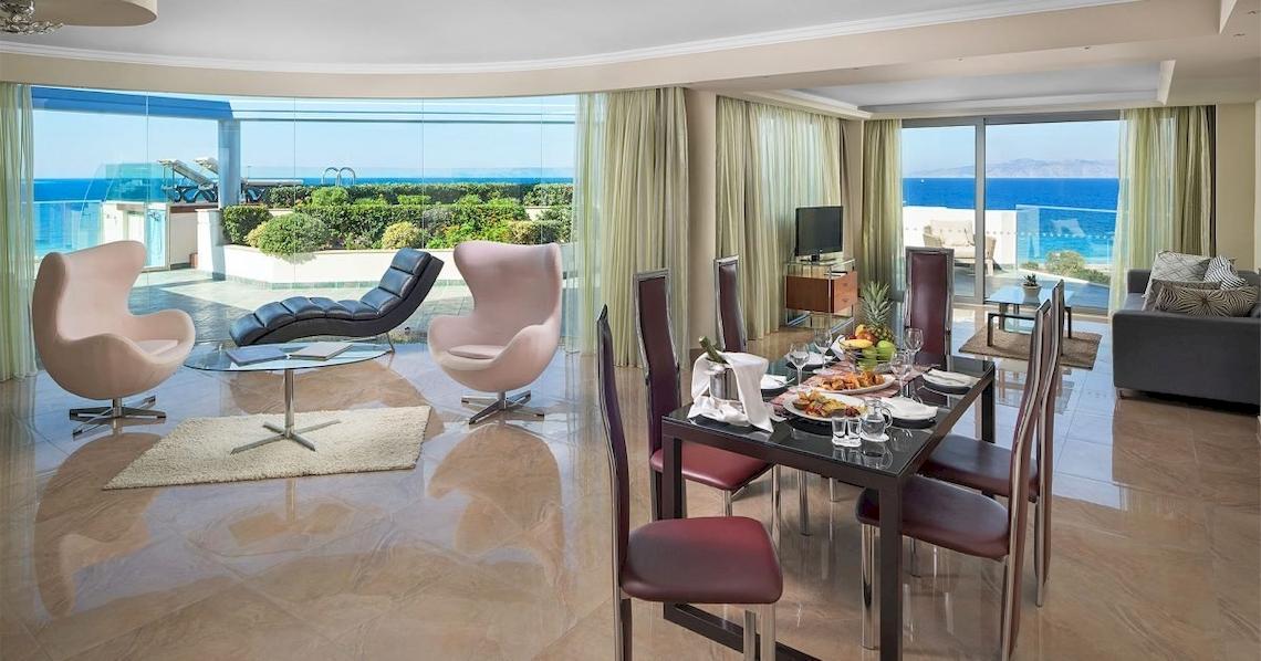 Wohnbereich des Atrium Platinum Luxury Resort Hotel & Spa mit Blick auf das Meer