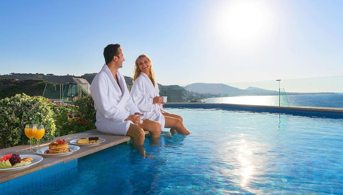 Paar im Pool mit Frühstück am Atrium Platinum Luxury Resort Hotel & Spa