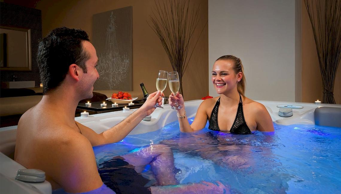 Paar im Whirlpool des Atrium Platinum Luxury Resort Hotel & Spa