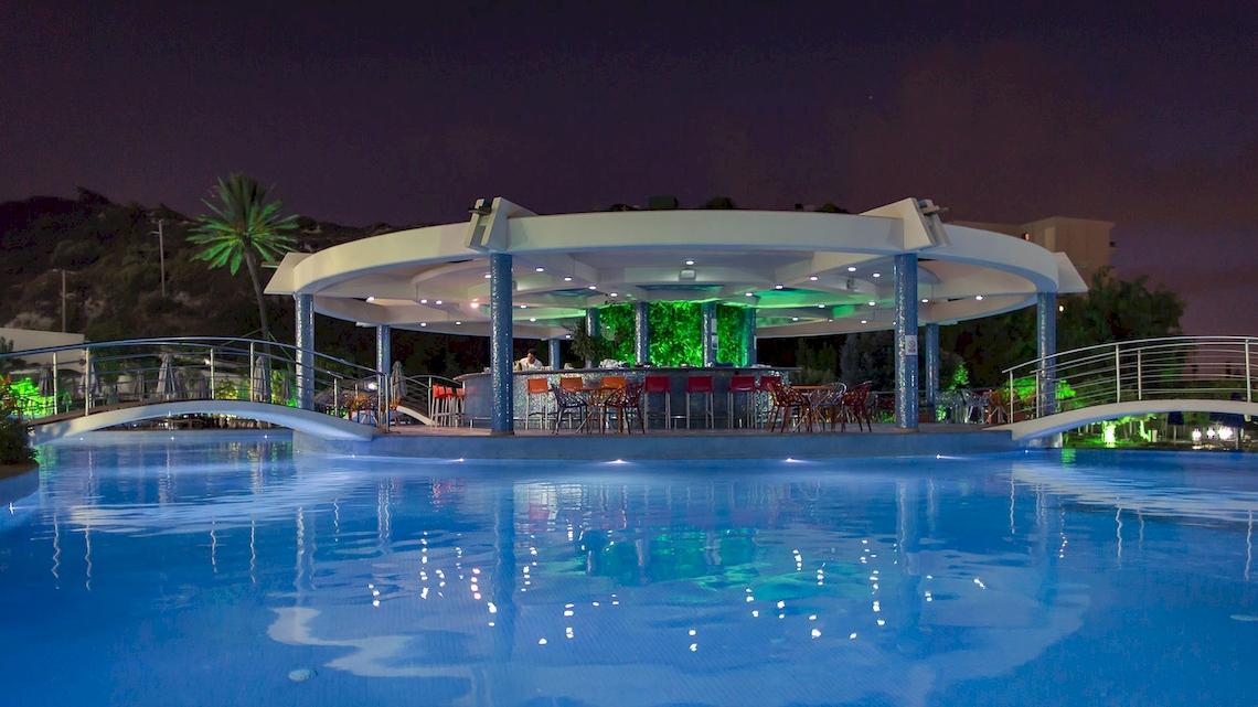 Nachtansicht der Poolbar des Atrium Platinum Luxury Resort Hotel & Spa mit einer Brücke davor