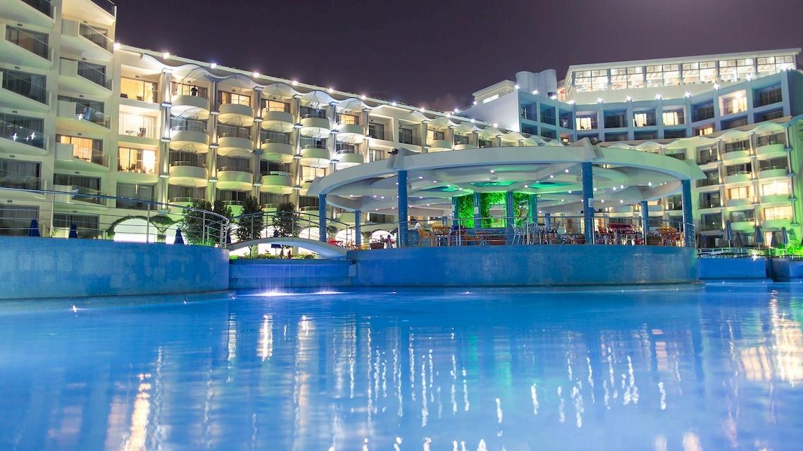 Atrium Platinum Luxury Resort Hotel & Spa in der Nacht mit beleuchtetem Pool und Loungebereich