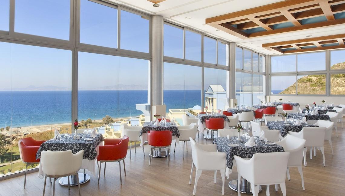 Restaurant des Atrium Platinum Luxury Resort Hotel & Spa mit Blick auf das Meer