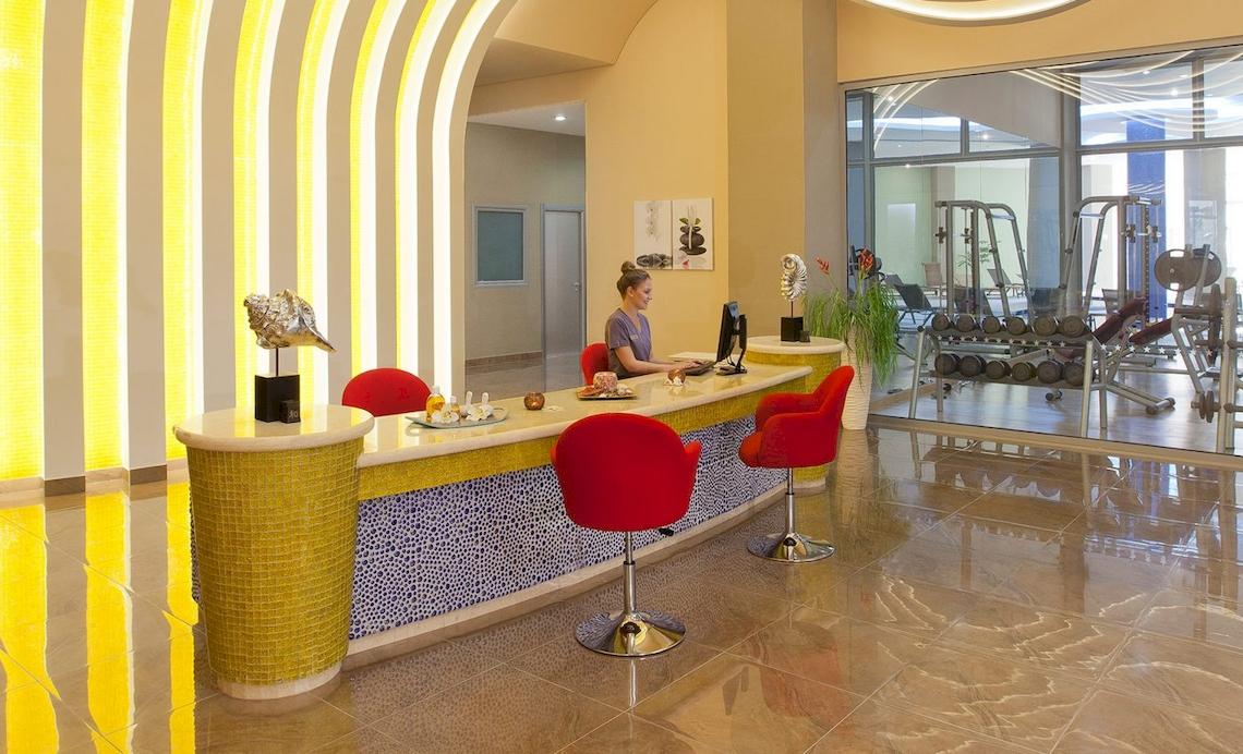 Frau an der Rezeption des Atrium Platinum Luxury Resort Hotel & Spa arbeitet am Schreibtisch