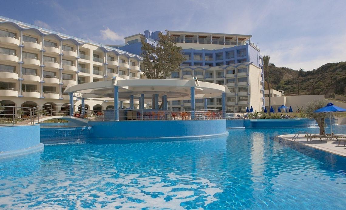 Außenpool des Atrium Platinum Luxury Resort Hotel & Spa mit Loungebereich und Sonnenschirmen.