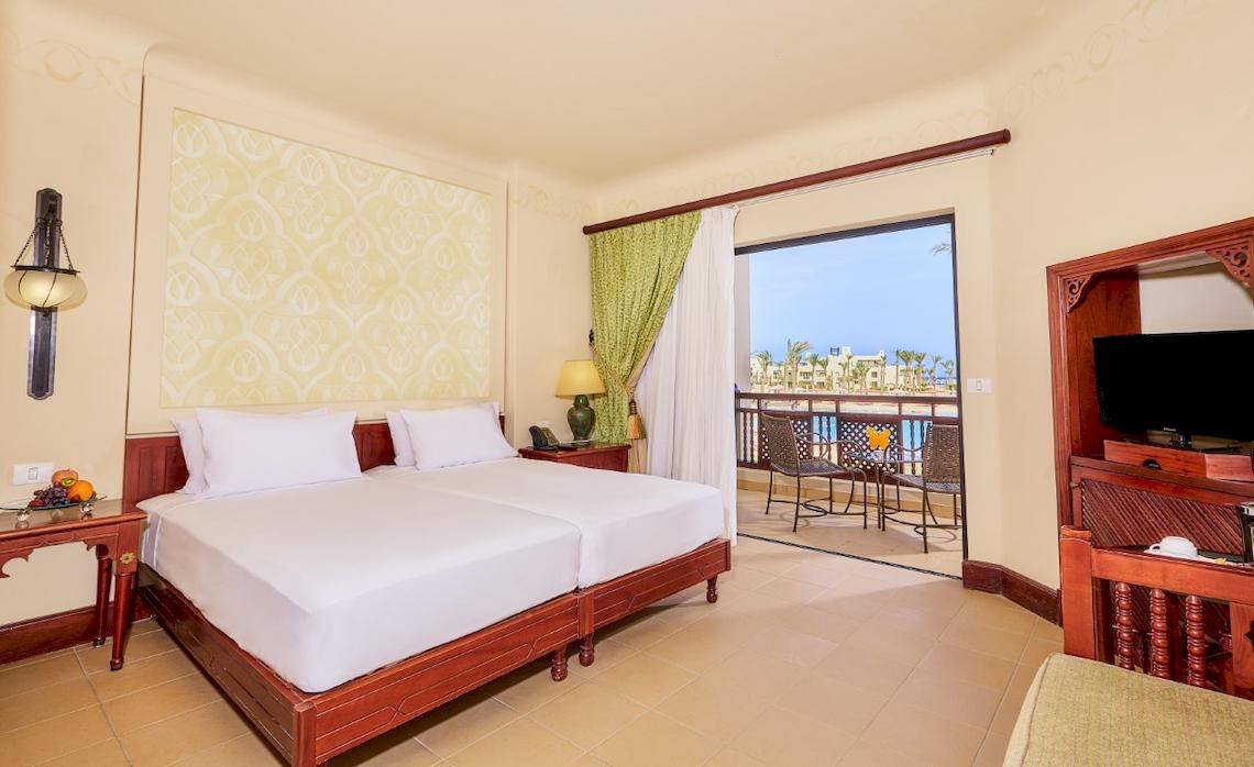 Doppelzimmer mit Balkon im Hotel PickAlbatros Sands Port Ghalib mit Blick auf den Pool.