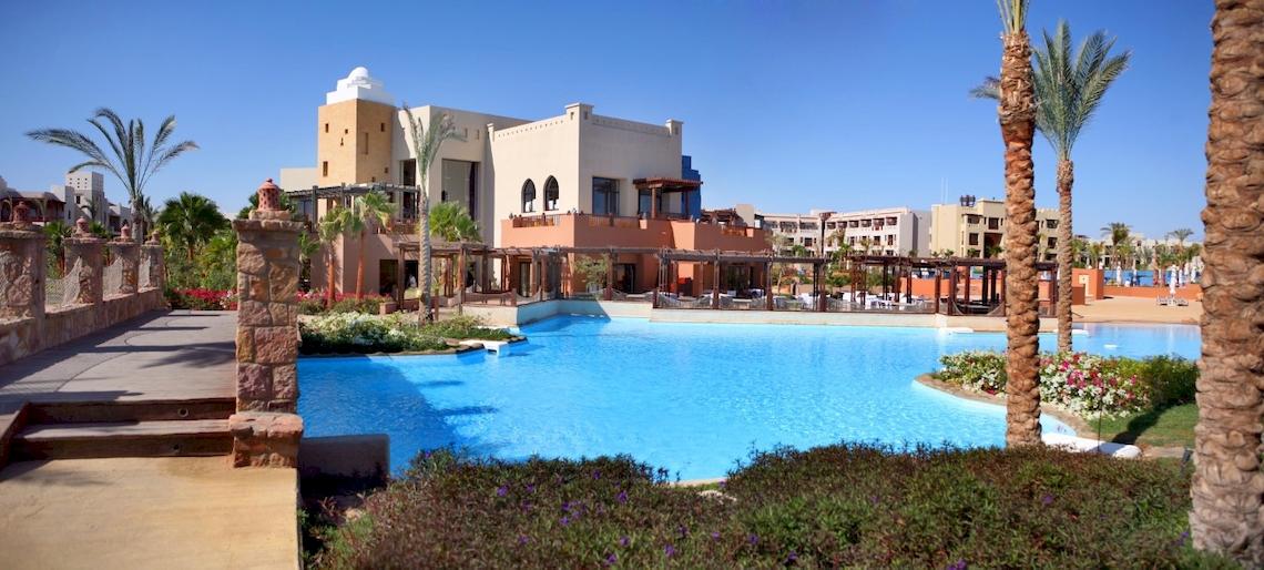Außenbereich des PickAlbatros Sands Port Ghalib Hotels mit großem Swimmingpool und Palmen