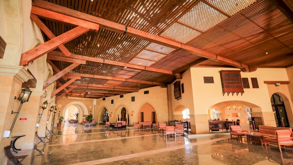 Lobby des PickAlbatros Sands Port Ghalib Hotels mit hölzerner Decke und Möbeln.