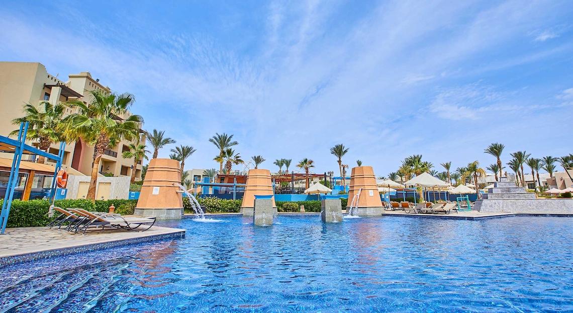Außenpoolbereich des PickAlbatros Sands Port Ghalib Hotels mit Loungeliegen und Wasserspiel