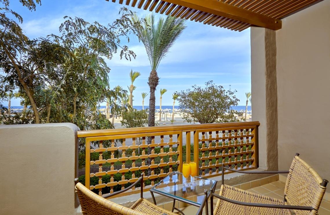 Balkon des Pick Albatros Sands Port Ghalib Hotels mit Blick auf das Meer.