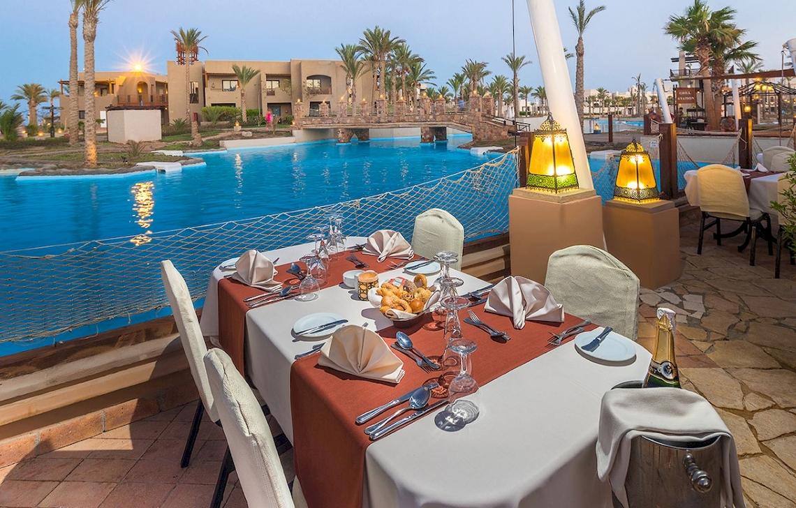 Hotelterrasse des PickAlbatros Sands Port Ghalib mit Blick auf einen Pool.