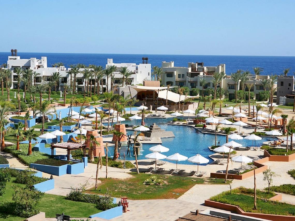 Luftaufnahme des Pick Albatros Sands Port Ghalib Resorts mit Pool und Palmen