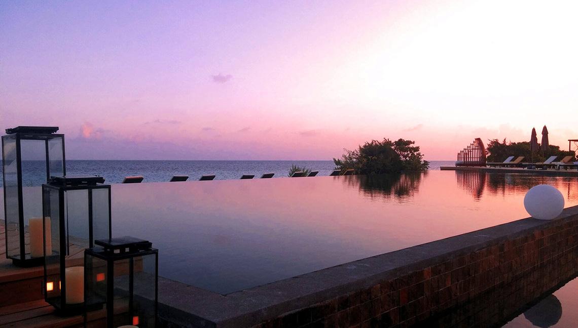 Sonnenuntergang am Infinity-Pool des Amari Havodda Maldives
