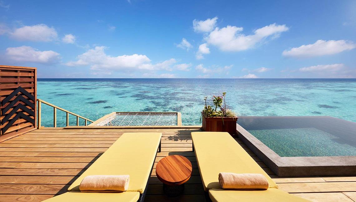 Terrasse des Amari Havodda Maldives Hotels mit Pool und Meerblick