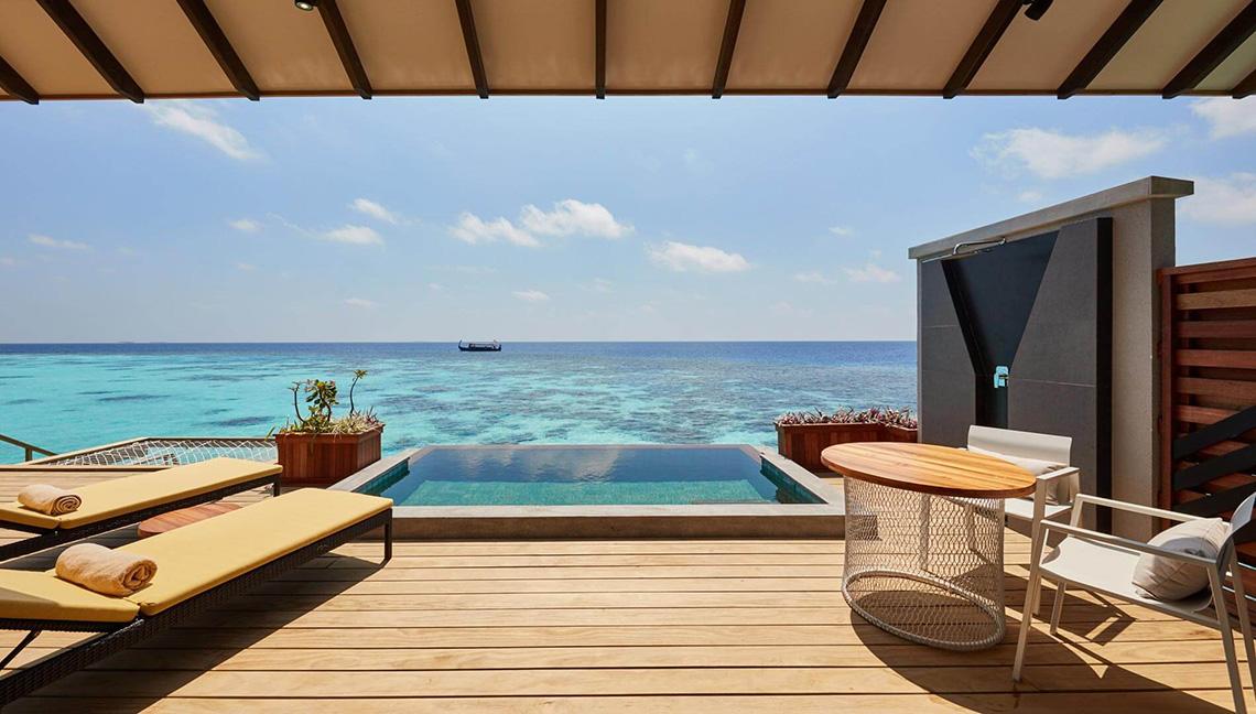 Aussicht von der Terrasse des Amari Havodda Maldives Hotel mit Pool und Meer