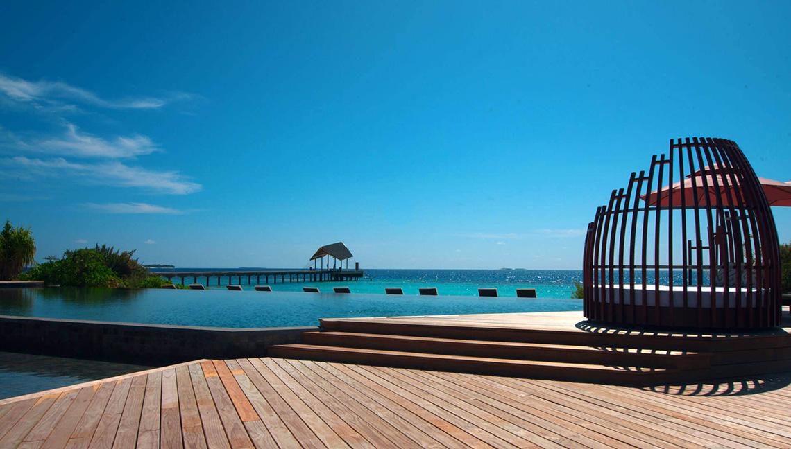 Infinity-Pool und Loungebereich im Amari Havodda Maldives Hotel