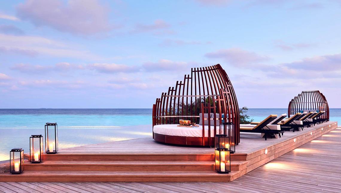 Amari Havodda Maldives Poolside Lounge mit Blick auf den Ozean