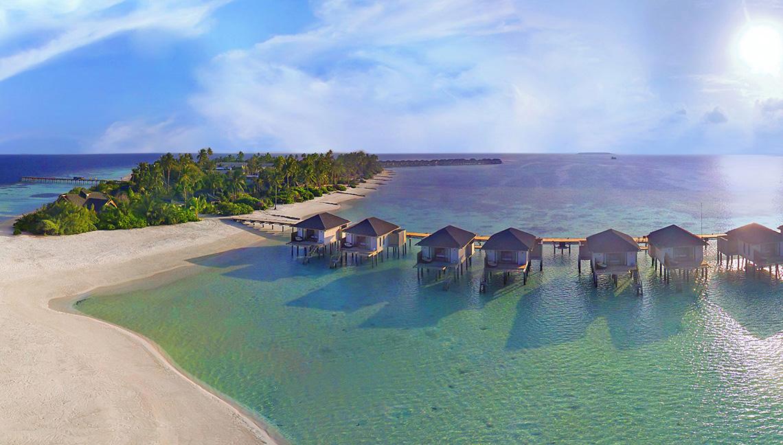 Luftaufnahme des Amari Havodda Maldives mit Wasservillen im Ozean