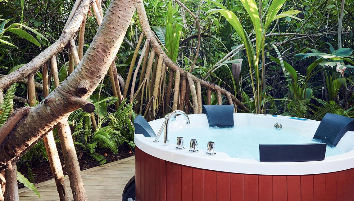 Jacuzzi des Amari Havodda Maldives im Dschungel