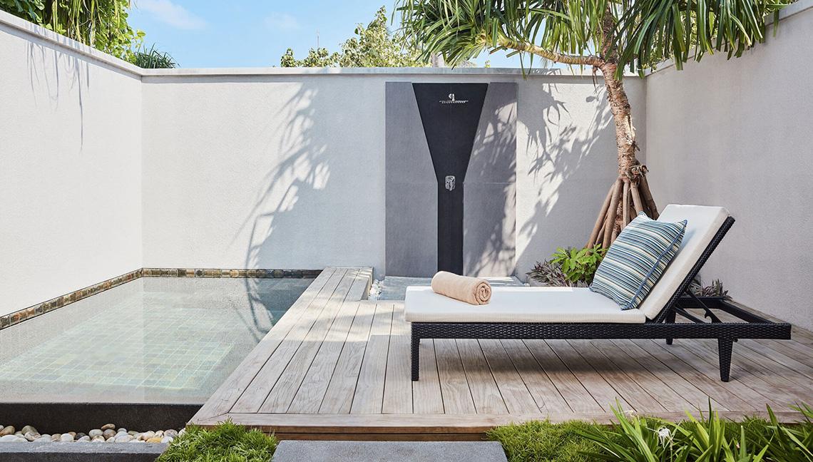 Private Pool und Loungebereich im Amari Havodda Maldives