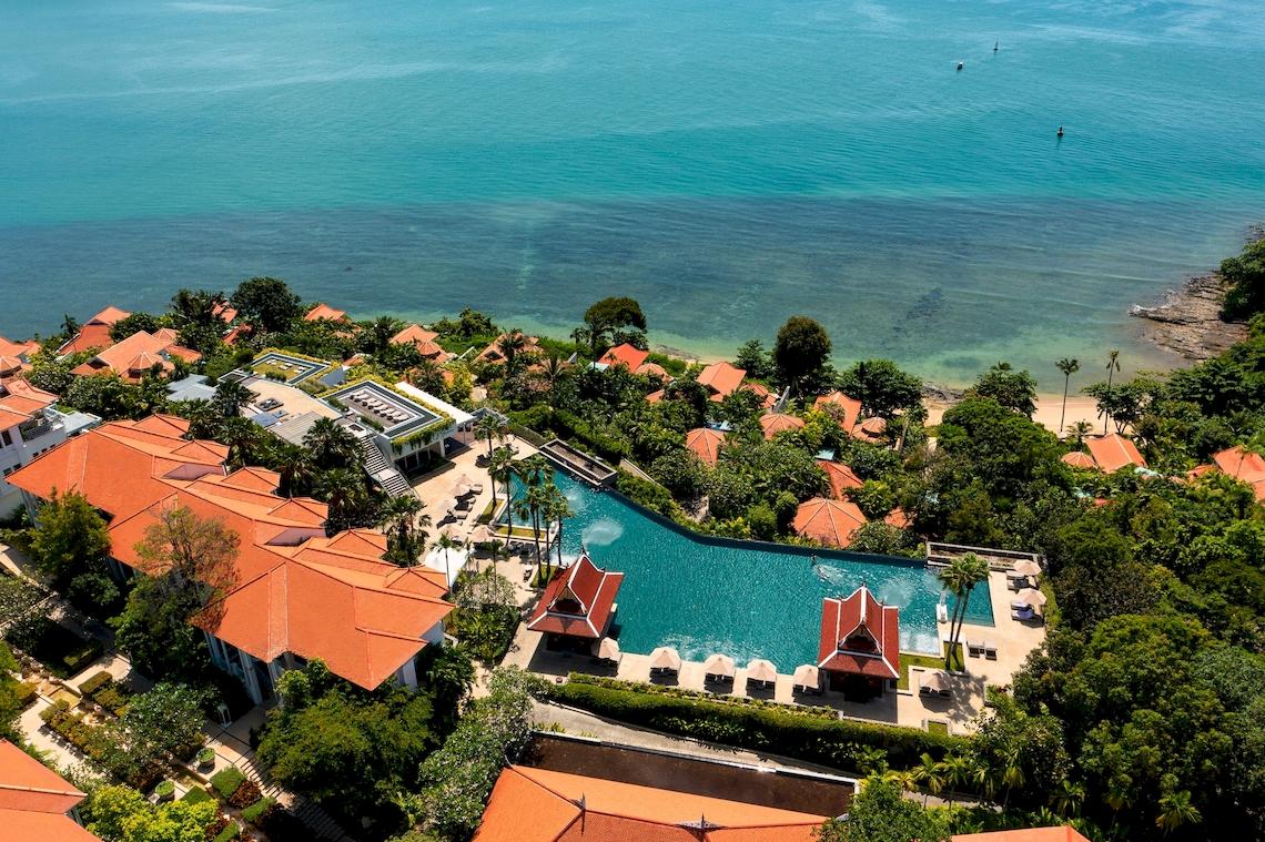 Luftaufnahme des Amatara Welleisure Resorts mit Pool und Meerblick.