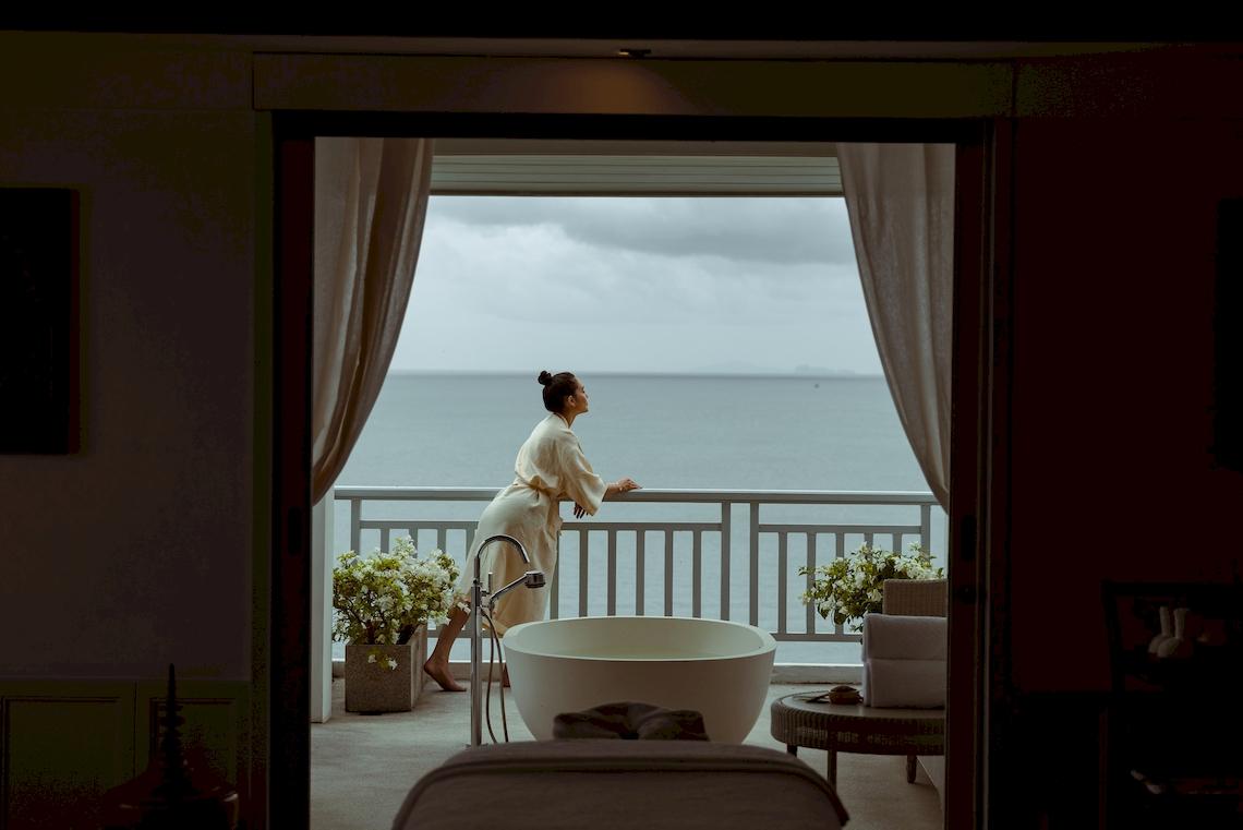 Frau auf Balkon mit Meerblick im Amatara Welleisure Resort