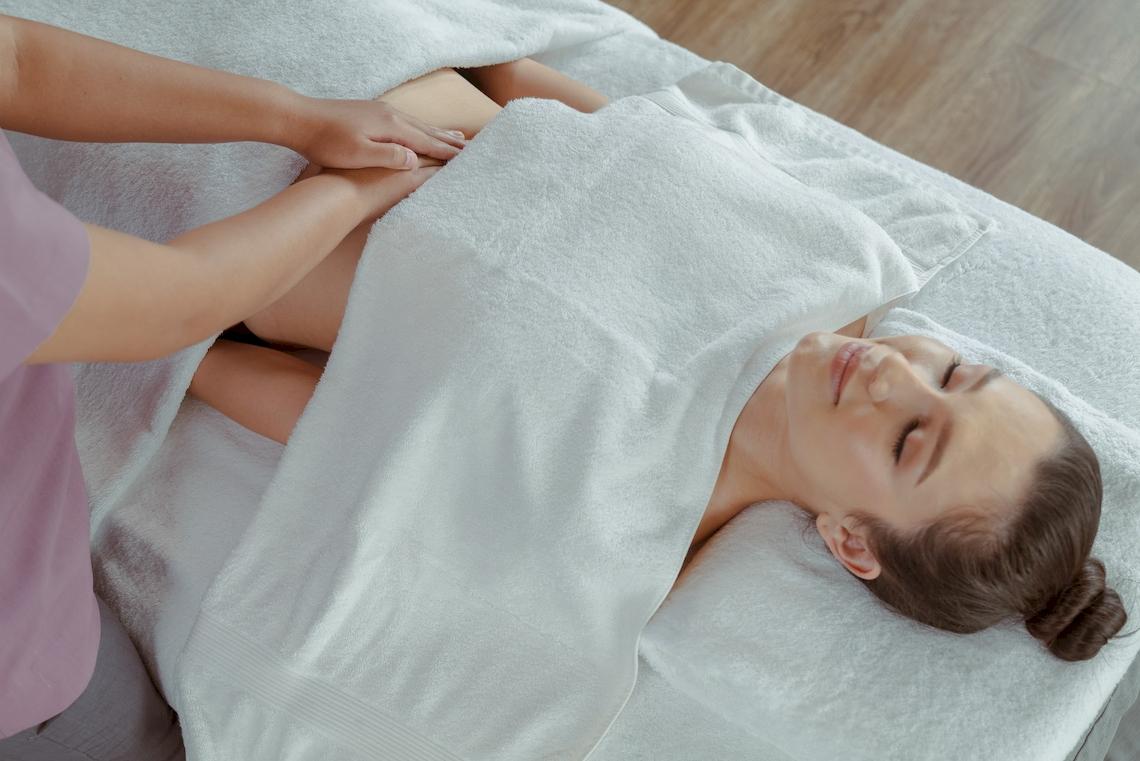 Frau genießt eine Massage im Amatara Welleisure Resort