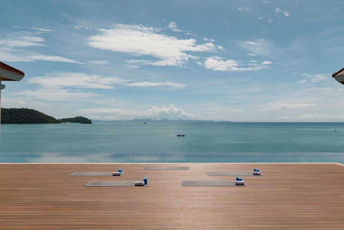 Yoga-Matten auf der Terrasse des Amatara Welleisure Resorts mit Blick auf das Meer.