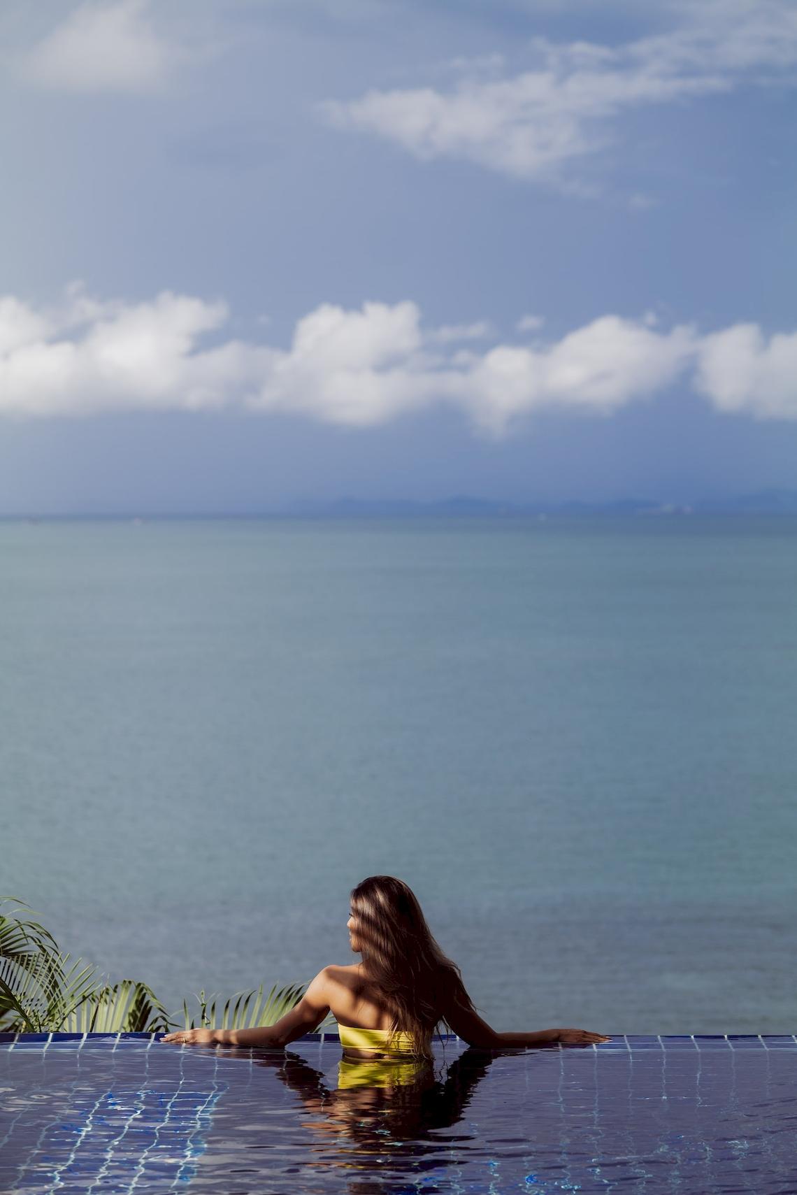 Frau im Pool vor Meer Blick am Amatara Welleisure Resort