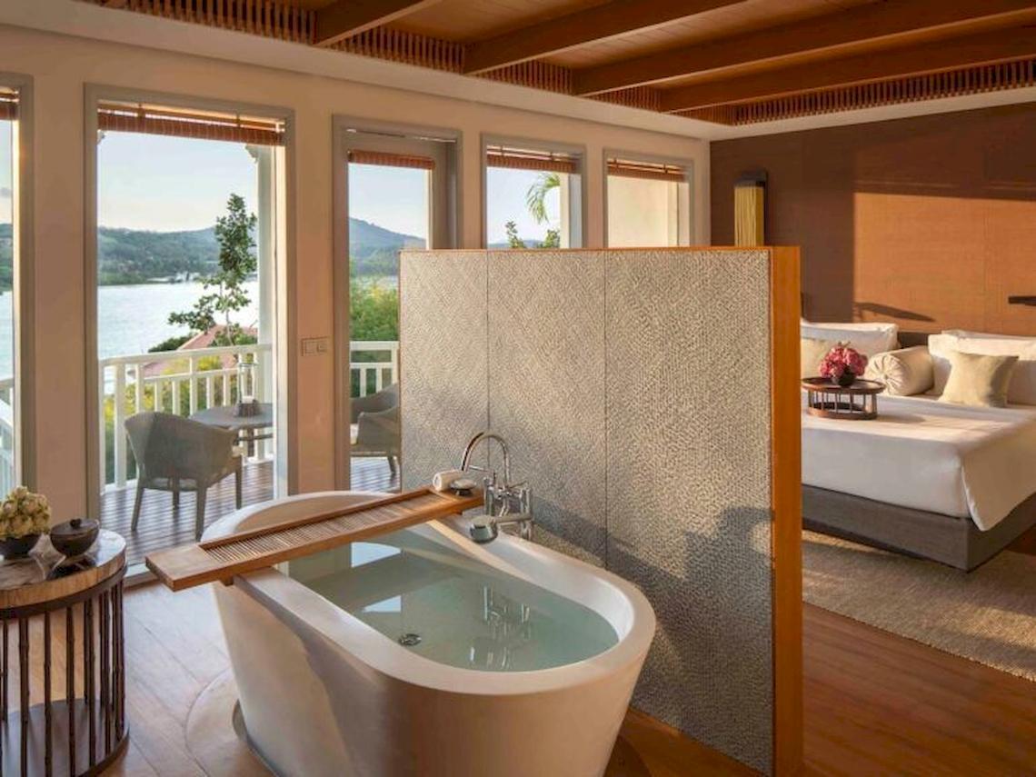 Zimmer im Amatara Welleisure Resort mit Badewanne und Blick auf den See.