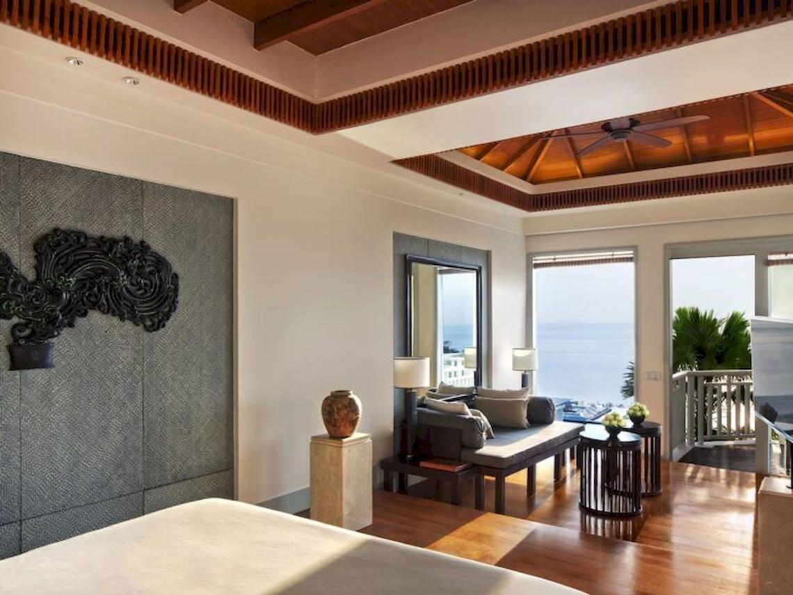 Schlafzimmer im Amatara Welleisure Resort mit Meerblick, großer Bett, Couch, und offenen Türen