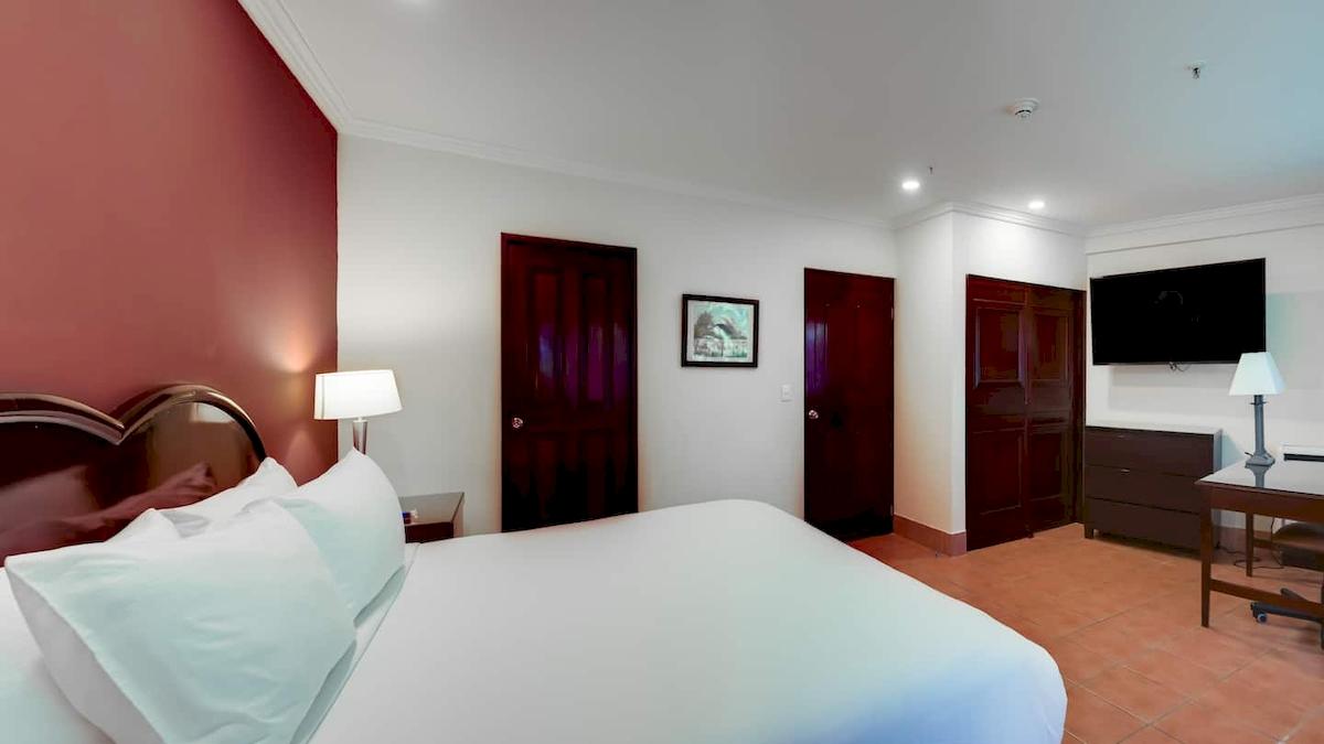 Doppelzimmer im DoubleTree by Hilton Hotel Cariari San Jose mit Bett, Fernseher und Schreibtisch
